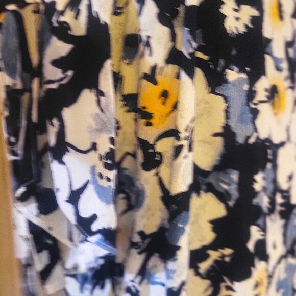 Stunning Bold Floral Print Blouse - Open shoulder _ Size M - Picture 3 of 5